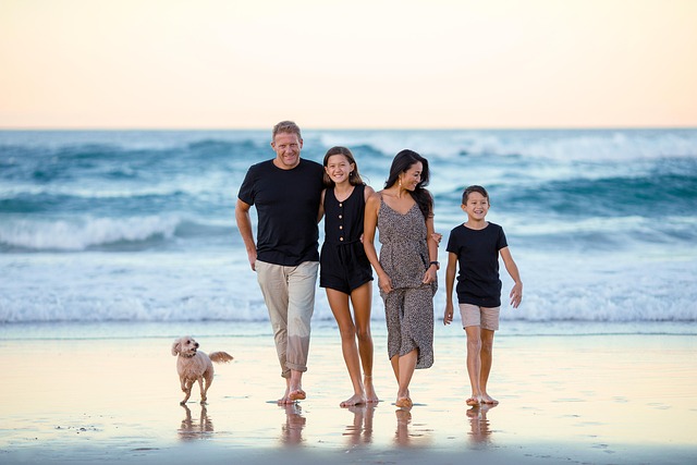 Familie am Strand bei Sonnenuntergang – Familienurlaub mit Kinderanimation