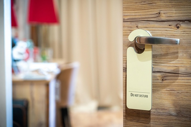 Modernes Hotelzimmer mit Ausblick – Hotelpreisvergleich weltweit