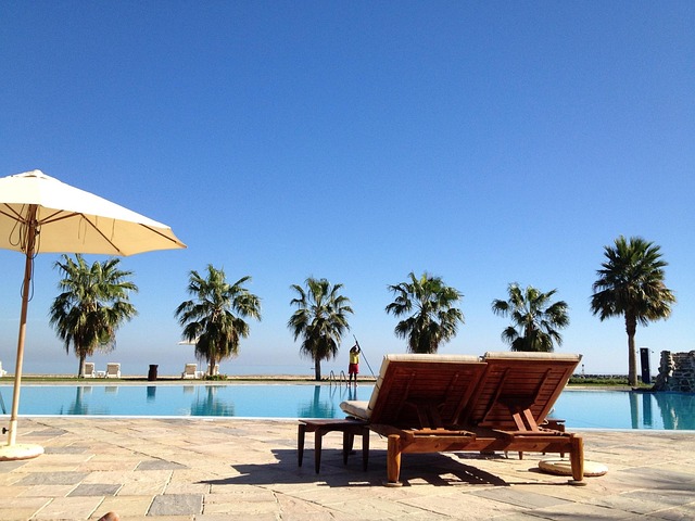 Clubhotel-Pool mit Sonnenschirmen – Cluburlaub mit Animation