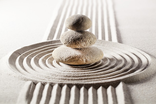 Zen-Steine und Kerze – Beauty & Wellness Auszeit